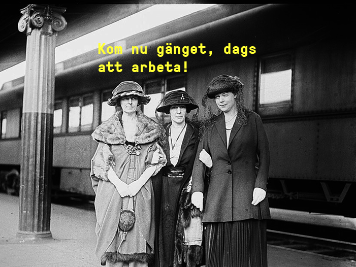 Tre damer bredvid ett tåg på en perong.